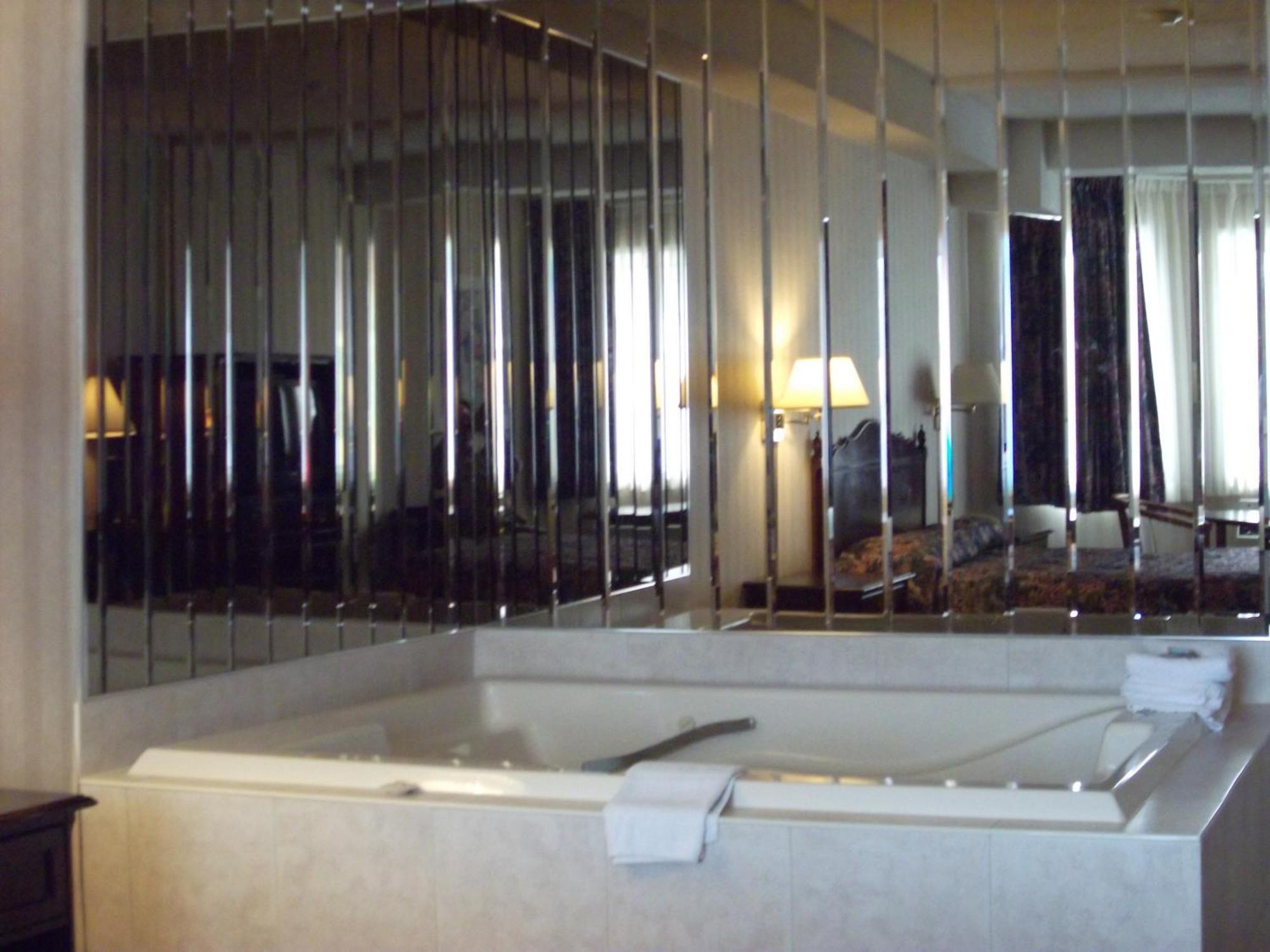Travelodge By Wyndham Niagara Falls Lundys Lane Bagian luar foto